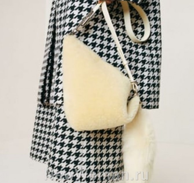 зимняя женская сумка 2024 треугольной формы из плюша, декор - меховой хвост