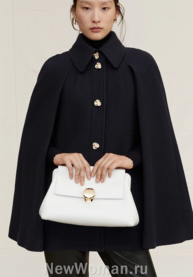 короткое черное женское пальто-кейп 2024, осенний уличный образ 2024, черное шерстяное пальто с белой сумкой