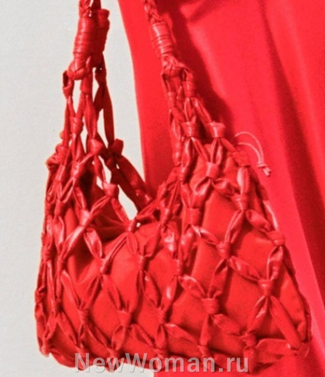 красная плетеная сумка-авоська из полосок кожи и узлов