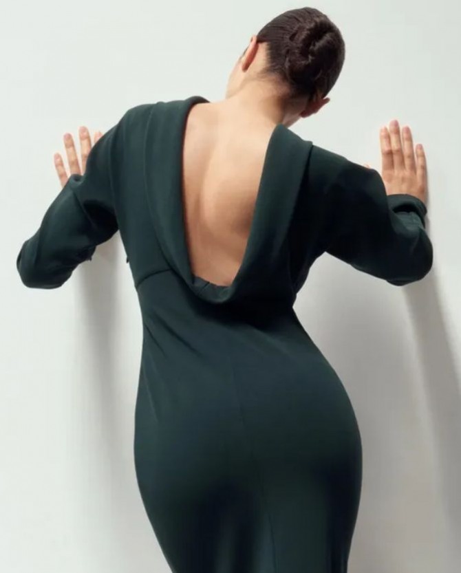 темно-зеленое новогоднее платье 2024 с вырезом на спине вид сзади