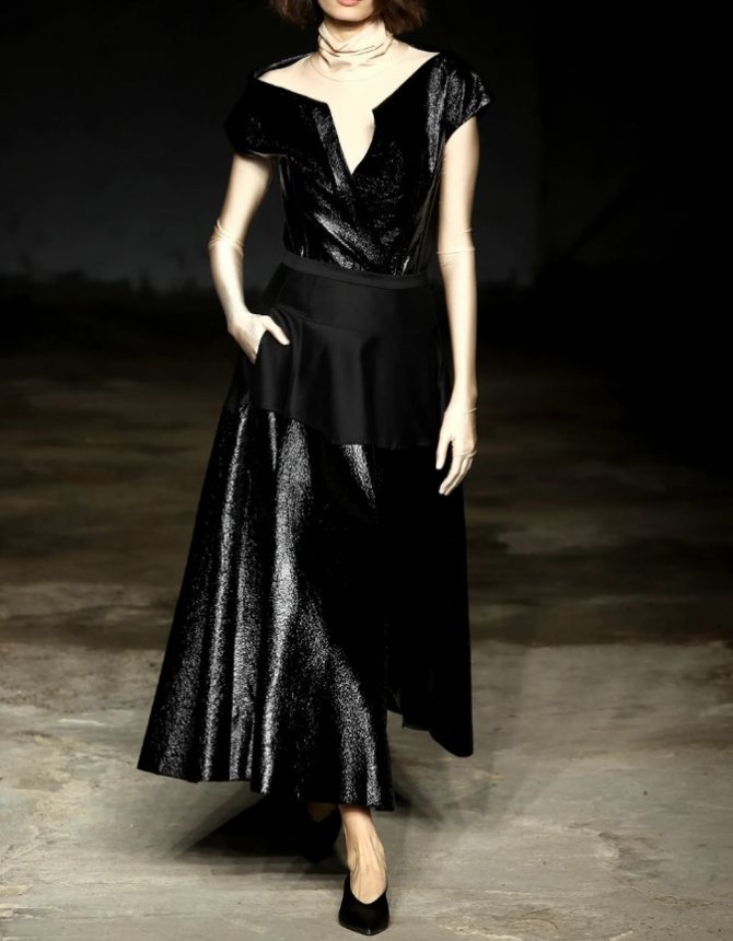 черное платье для новогоднего корпоратива 2023-2024 с блестящим напылением поверх водолазки телесного цвета