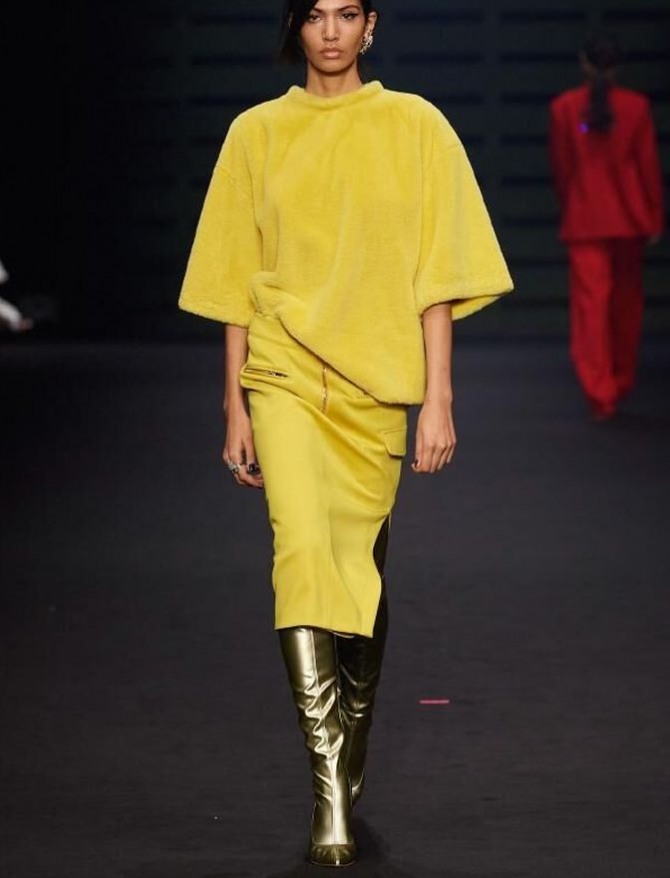 комплект желтого цвета юбка, джемпер и серебряного цвета сапоги