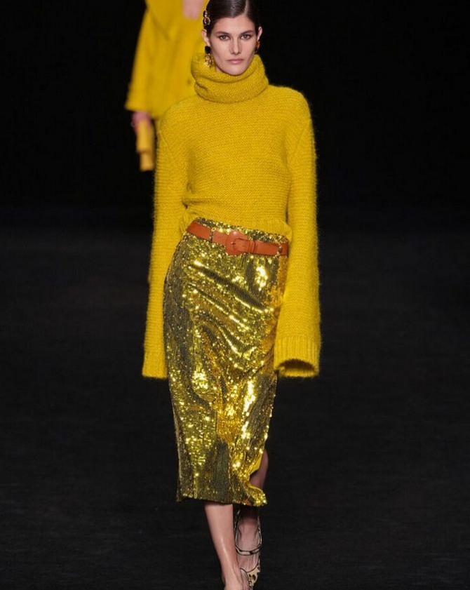 стильный образ для новогоднего корпоратива - золотая юбка-карандаш с боковыми разрезами + свитер горчичного цвета с высоким воротом и длинными рукавами