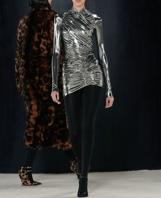 новогодний наряд на корпоратив 2023-2024 - короткое платье из металлизированной ткани и черные легинсы