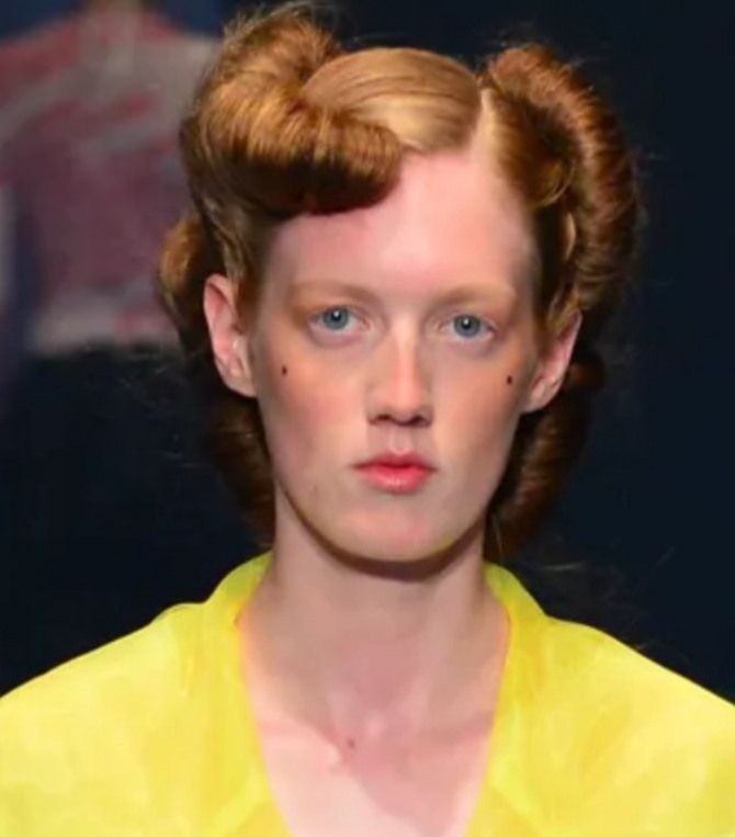 новогодняя прическа 2024 для длинных рыжих волос букли-ракушки по бокам головы