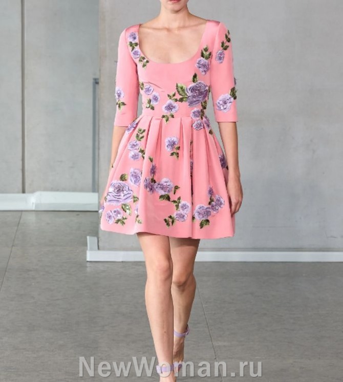 короткое летнее розовое платье 2024 с отрезной талией и пышной юбкой в складку, декор - цветочные аппликации в бело-сине-сиреневой гамме
