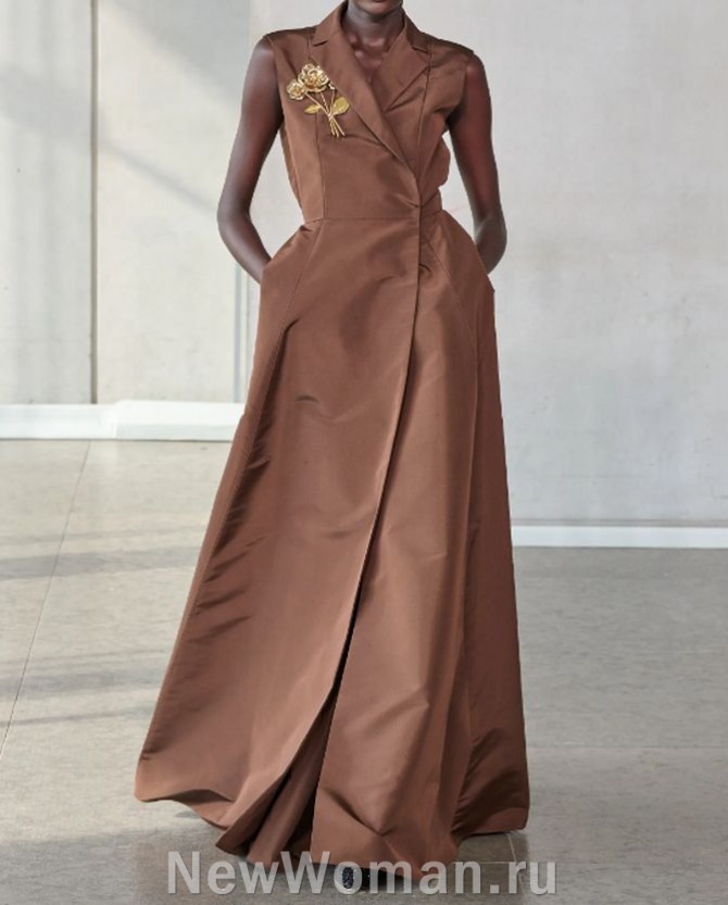 длинное коричневое женское пальто без рукавов в стиле тотал-лук к вечернему длинному платью