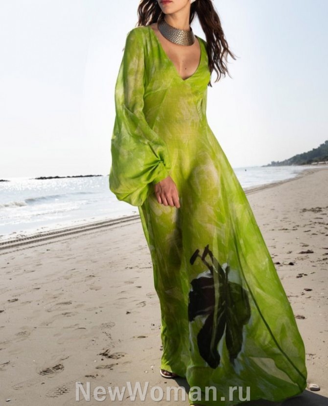 красивое вечернее полупрозрачное длинное шифоновое платье с размытым тропическим принтом