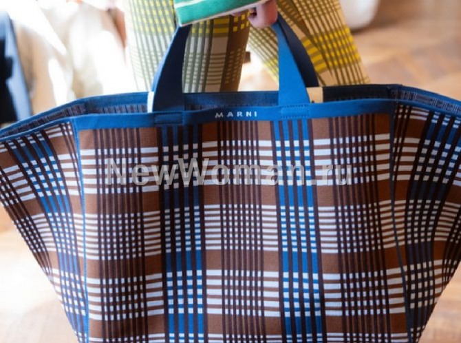  женская сумка шоппер в форме трапеции с клеткой в белой, синей и коричневой палитре