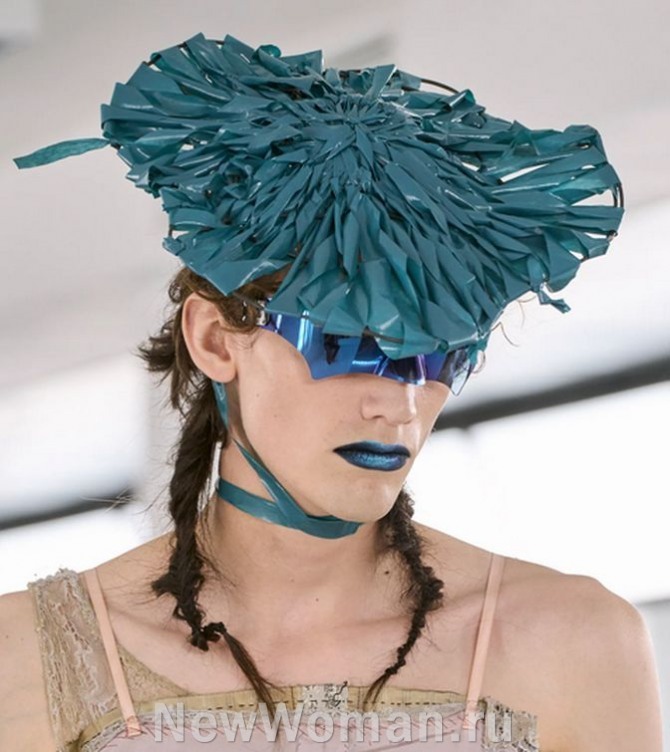  женская футуристическая шляпа 2025 года из пластиковых лент цвета морской волны