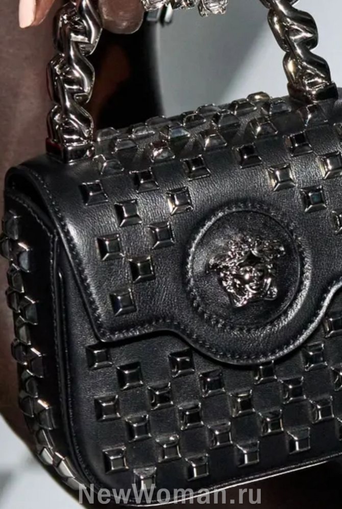  черная женская кожаная сумка с декором из металлических кубиков в шахматном порядке и витой металлической короткой руски