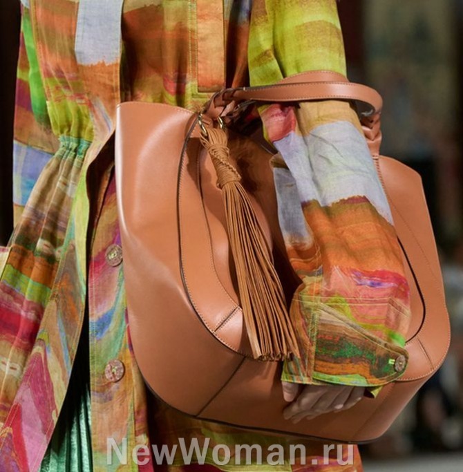 женская кожаная светло-коричневая сумка-тоут овального дизайна с декором из кожаных кистей