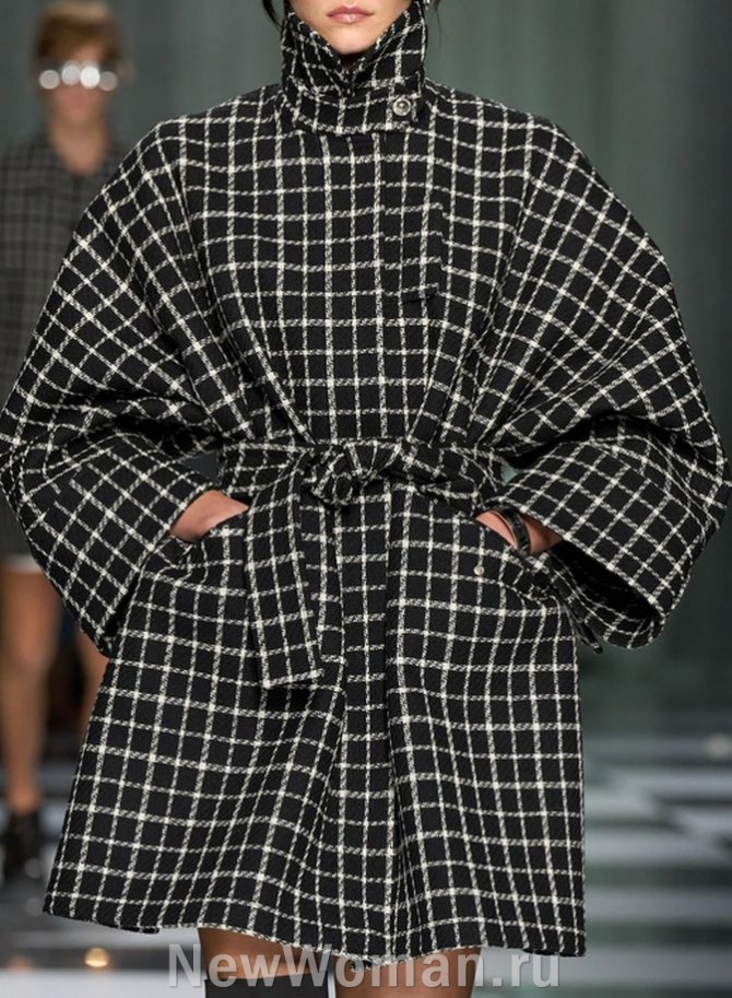 короткое широкое пальто оверсайз с поясом, рукавами кимоно и черно-белым клетчатым поттерном "оконная рама"