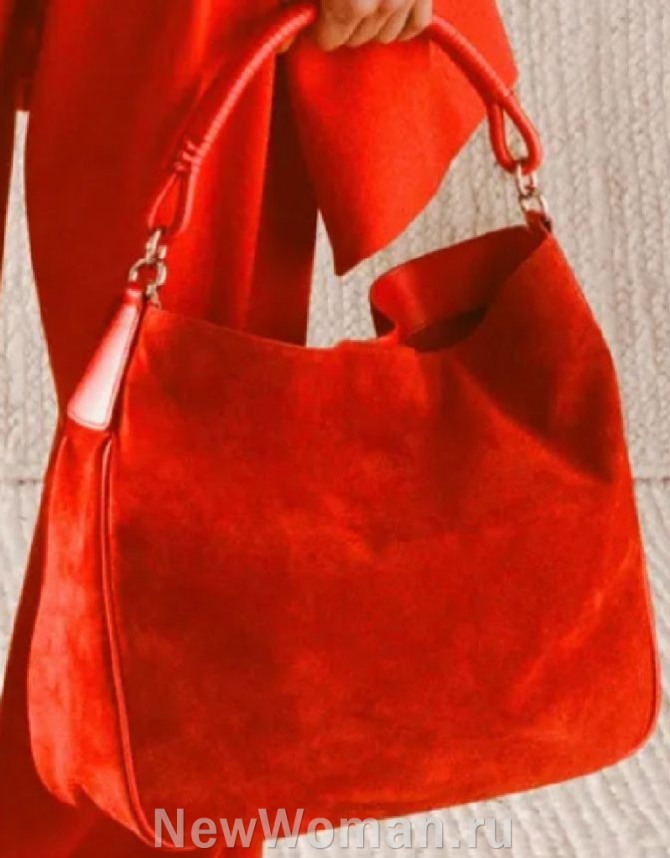  женская сумка из красной замши квадратной формы с одной ручкой
