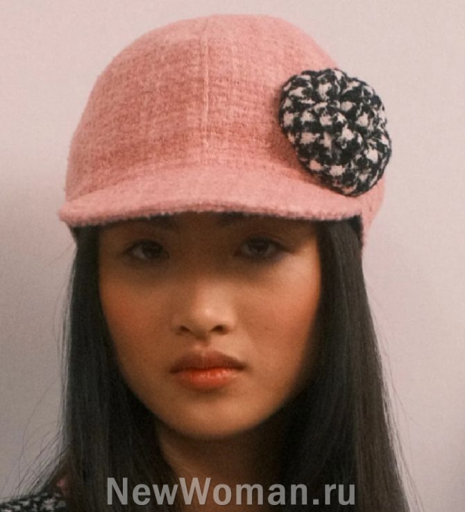 шестиклинная женская твидовая кепка розового цвета с декором