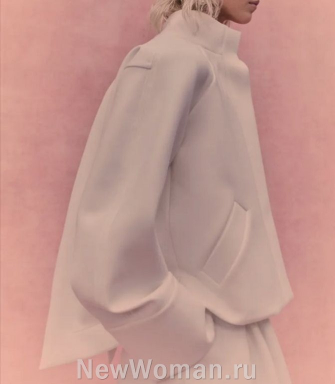тренды женской пальтовой моды 2025 года, короткое белое пальто свингер трапециевидной формы, со сточим воротником и рукавами реглан