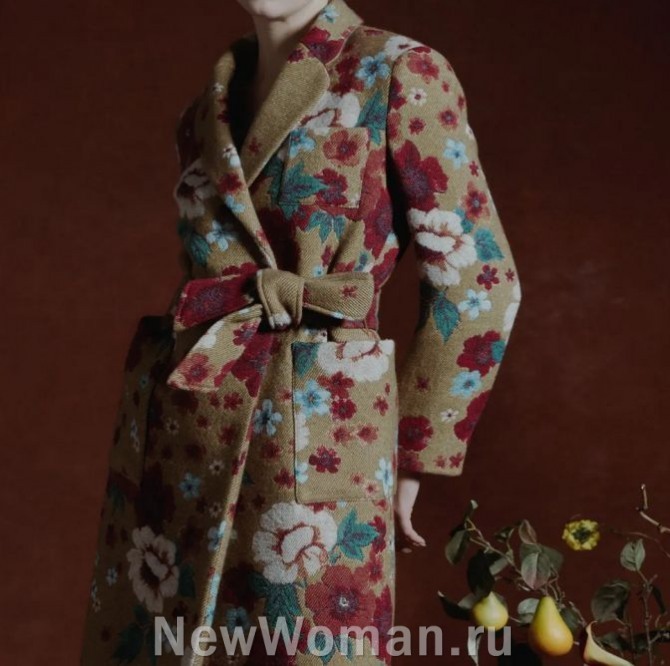  женское жраповое пальто миди бежевого цвета с ярким разноцветным цветочным принтом