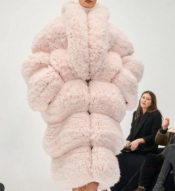 Меховое пальто гусеница пудрового цвета бренда Alaïa, FALL 2024 READY-TO-WEAR, Париж
