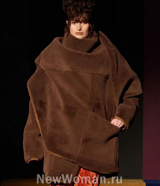 женское коричневое зимнее пальто-накидка с асимметричным кроем - мода 2025 года