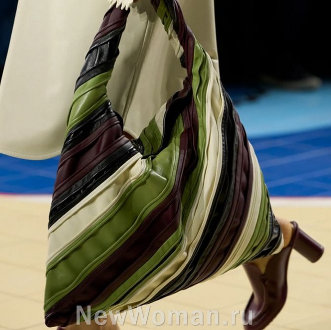 женская сумка-торба из полос коричневой, черной, зеленой и бежевой экокожи