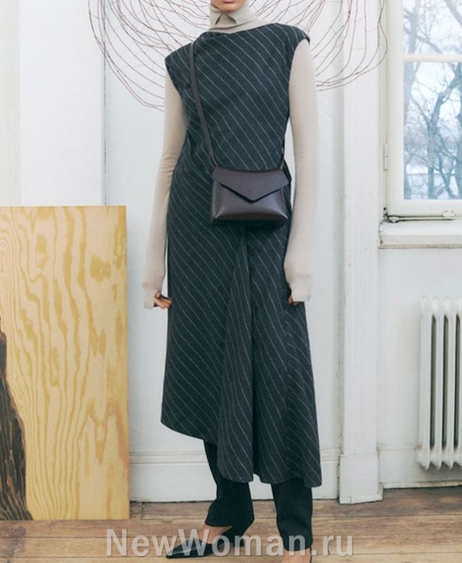 зимний деловой женский офисный лук с черной кожаной сумкой флэп