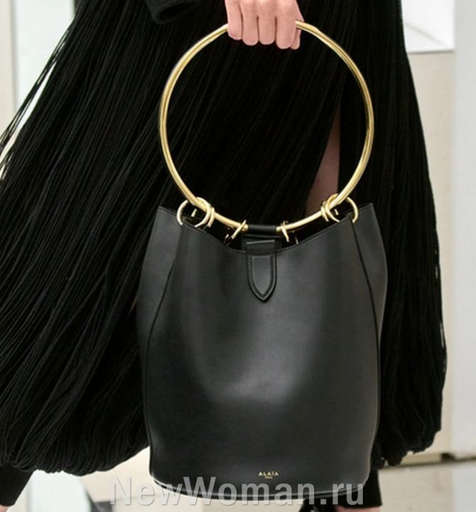 кожаная сумка-ведро черного цвета с ручкой из металлического кольца