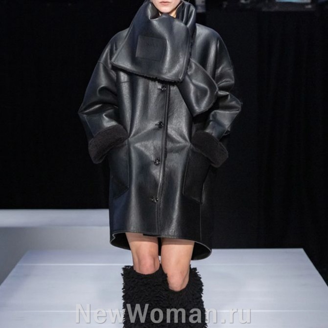 женское кожаное пальто черного цвета с кожаным шарфом и меховыми манжетами, кожаное черное пальто выше колена