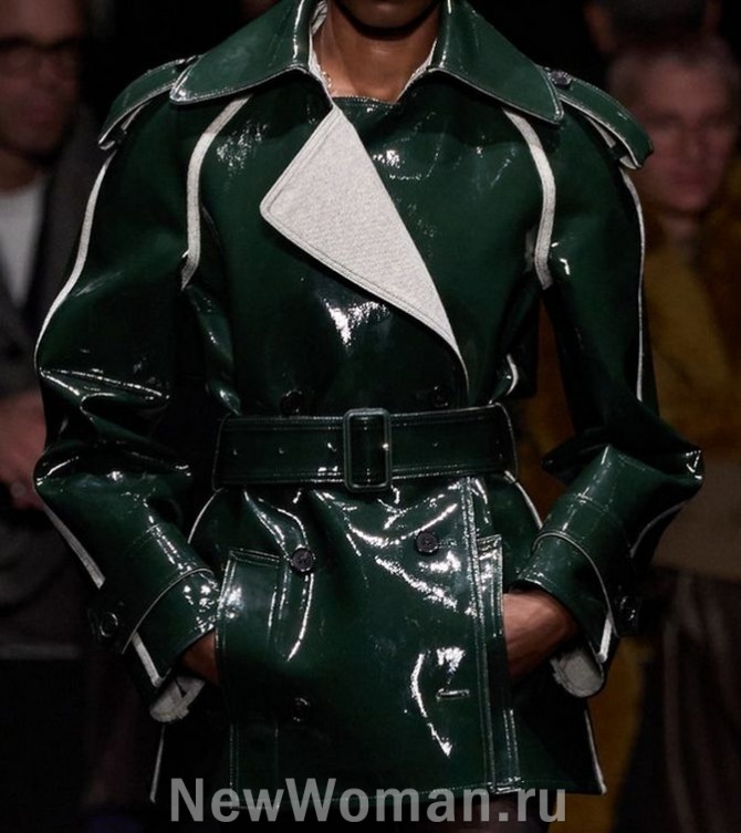  женский укороченный тренч из лаковой кожи зеленого цвета - тренд пальтовой моды 2025 года