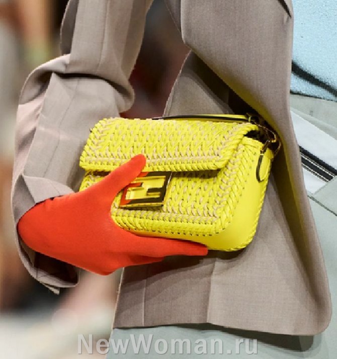 модель женской сумки кросс-боди с клапаном и золотым шнуром