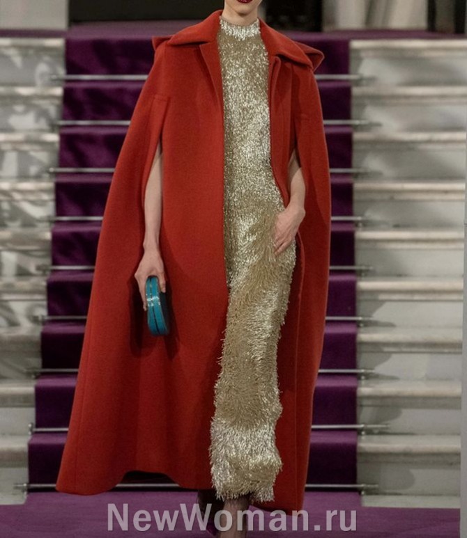 женское пальто-кейп красного цвета с прорезями для рук и капюшоном