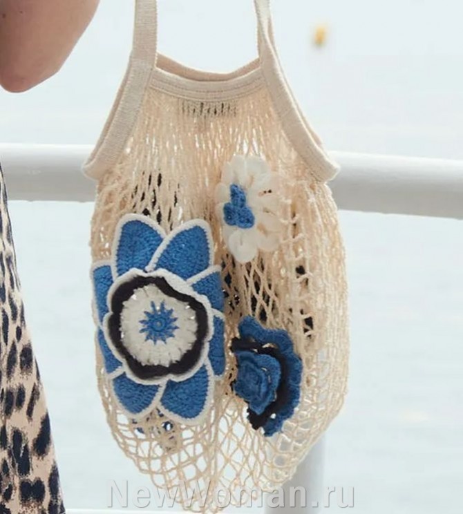 летняя женская сумка-авоська песочного цвета с цветочными аппликациями из пряжи синего, белого и черного цвета