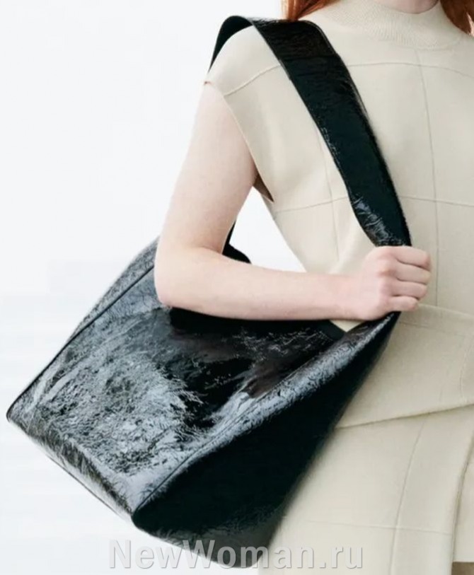 лаковая сумка-торба черного цвета с широким ремнем на плече