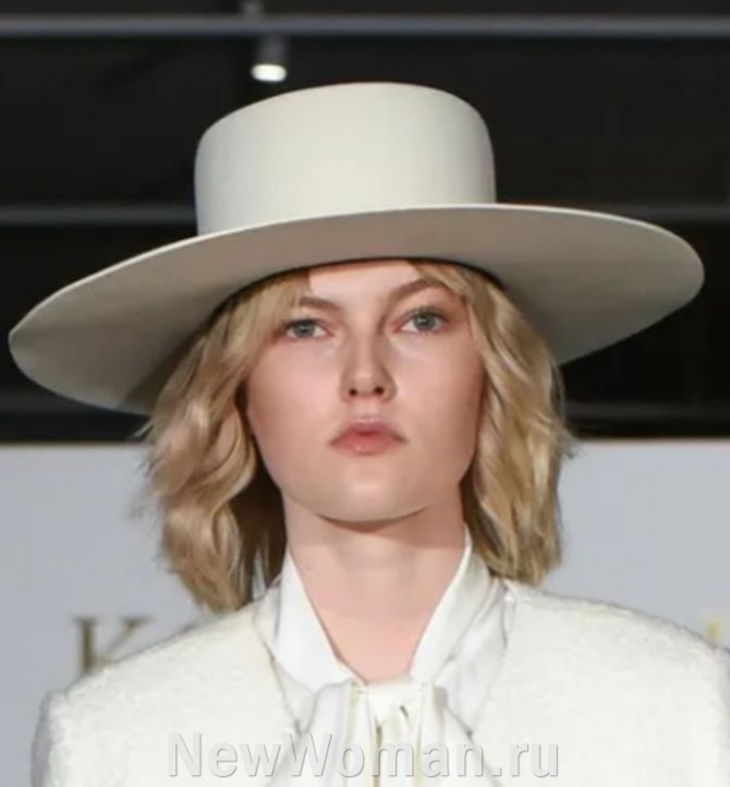 женская шляпа федора с широкими плоскими полями и высокой тульей