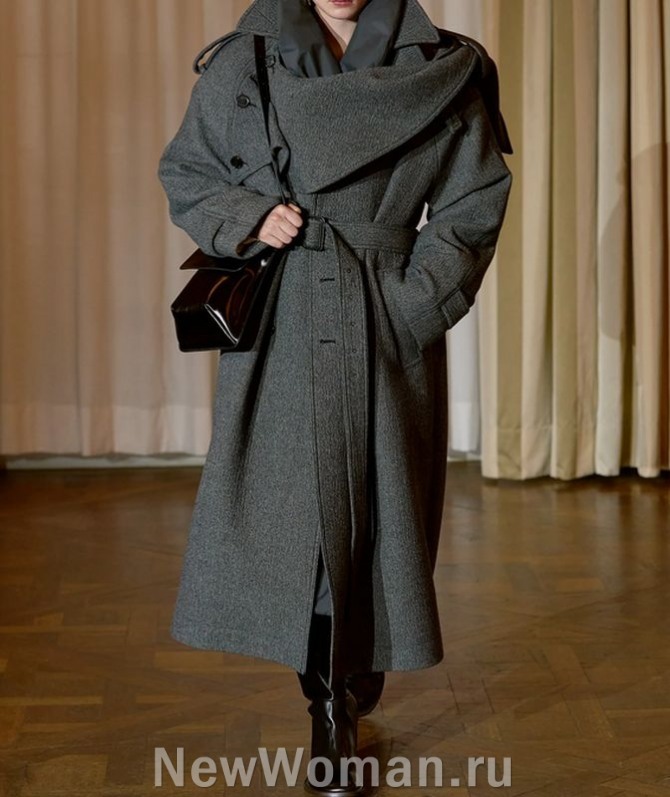  женское серое меланжевое пальто с накладным шарфом