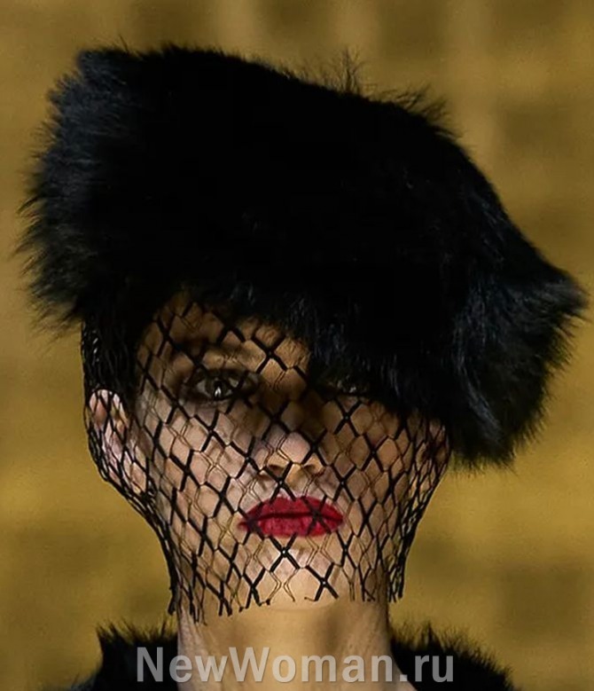 зимняя женская шляпа-таблетка из меха черного цвета поверх вуали, надетой на голову