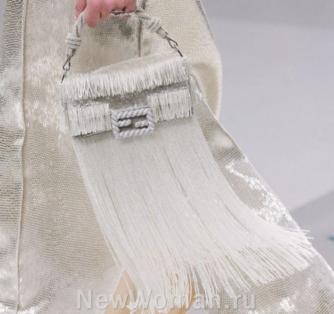  вечерняя сумочка с декором из тонких нитей-пружинок белого цвета