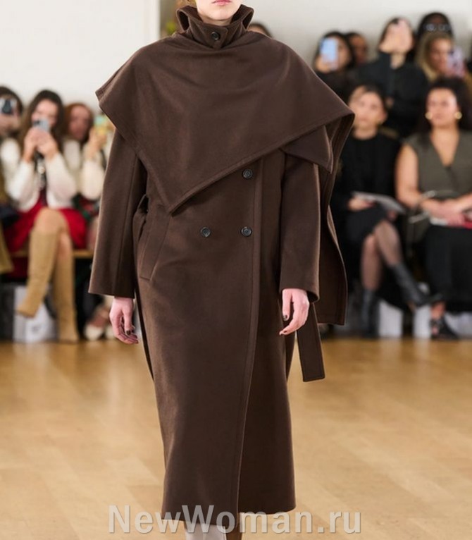 женское коричневое демисезонное двубортное пальто с накидкой-фартуком из того же материала
