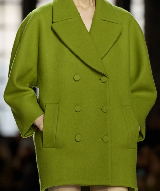 короткое пыльно-зеленое женское пальто-кокон от бренда Gucci, FALL 2024 READY-TO-WEAR, Милан