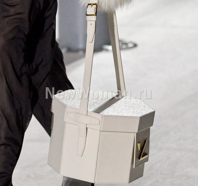восьмигранная женская сумка-коробка на длинном ремне - Louis Vuitton, FALL 2024 READY-TO-WEAR, Париж