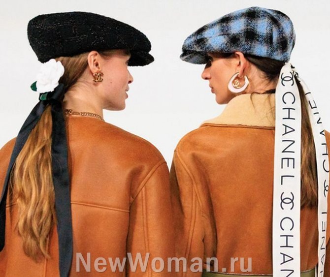 женские кепки из твида с лентами на затылке от модного дома Chanel, FALL 2024 READY-TO-WEAR, Париж