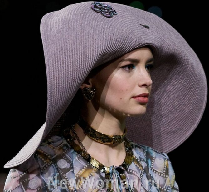 плетеная шляпа с огромными полями и брошью, загнутыми наверх - тренд от модного дома Chanel, FALL 2024 READY-TO-WEAR, Париж