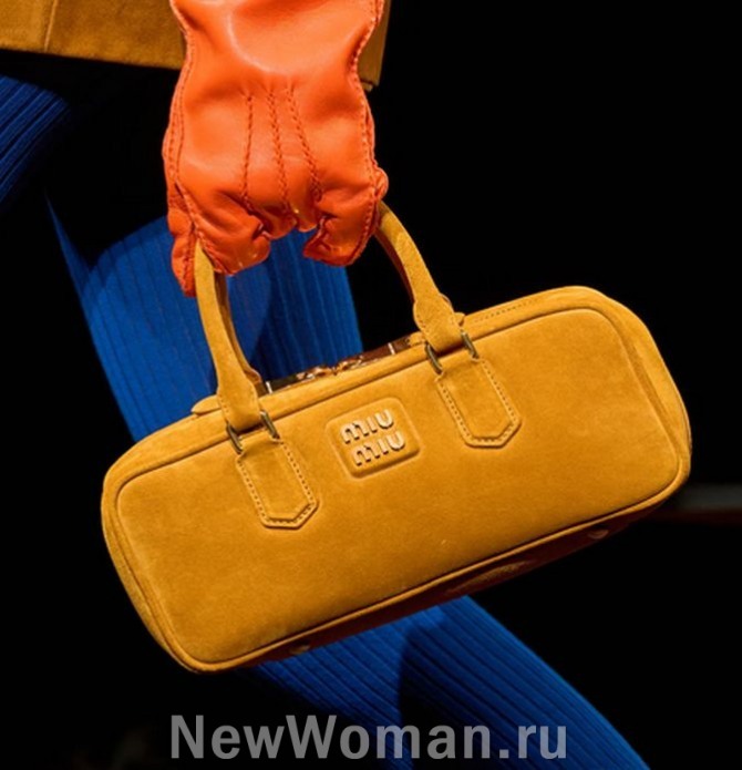 женская сумка-багет из замши цвета охры - Miu Miu, FALL 2024 READY-TO-WEAR, Париж