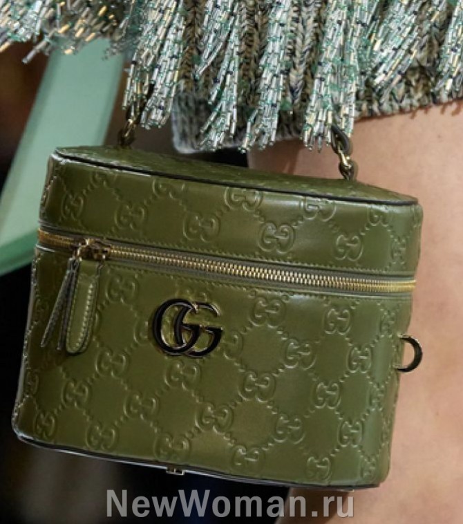 круглая кожаная сумка-косметичка на молнии, сумка с тиснением болотного цвета от бренда Gucci, FALL 2024 READY-TO-WEAR, Милан