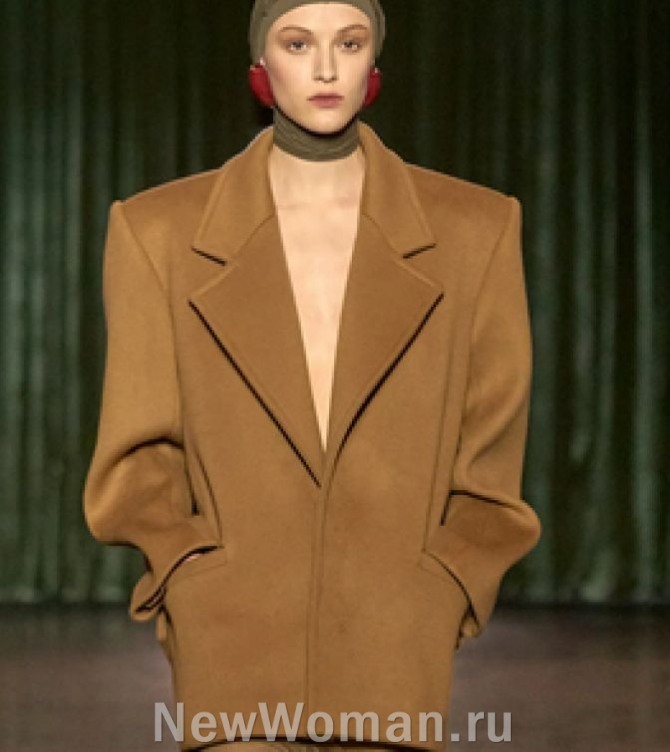 женское короткое пальто-жакет кэмел с английским воротником и широкими плечами от бренда Saint Laurent, FALL 2024 READY-TO-WEAR, Париж 