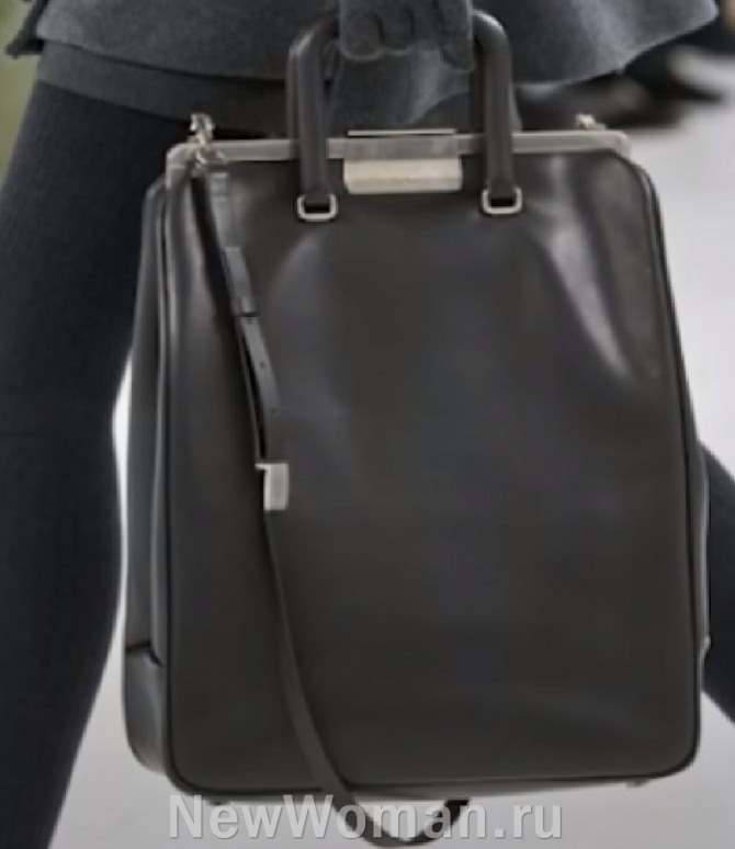 большая кожаная сумка-ридикюль для шопинга от бренда Max Mara - горячий тренд 2025 года